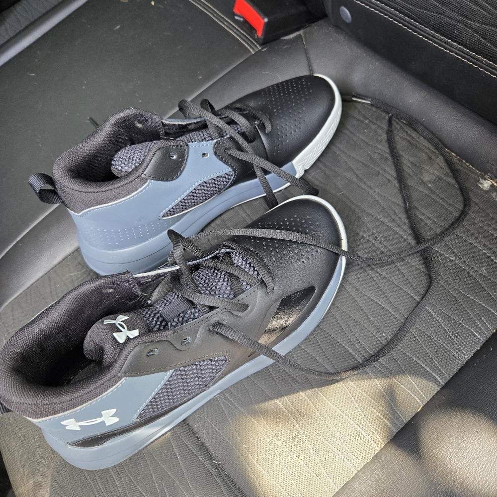Under Armour Boys Lockdown Shoes size 4.5